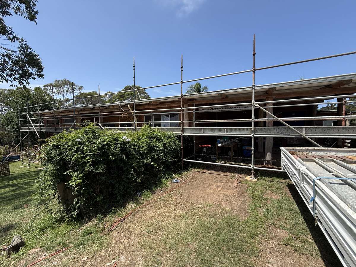 Access scaffolding structure on a job site
